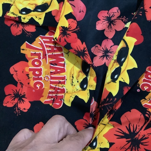Hawaiian tropical black floral beach vacation shirt - Picture 8 of 9
